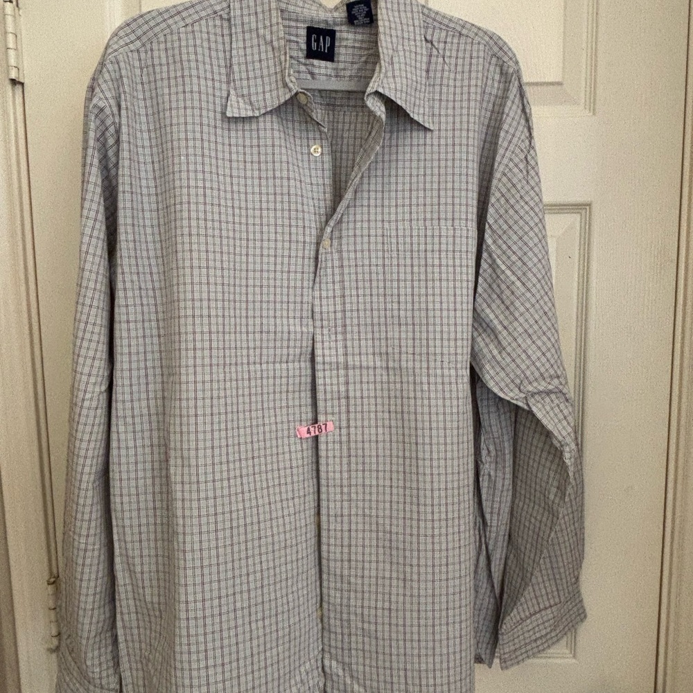 GAP Men's Light Gray Plaid Button-Down Shirt